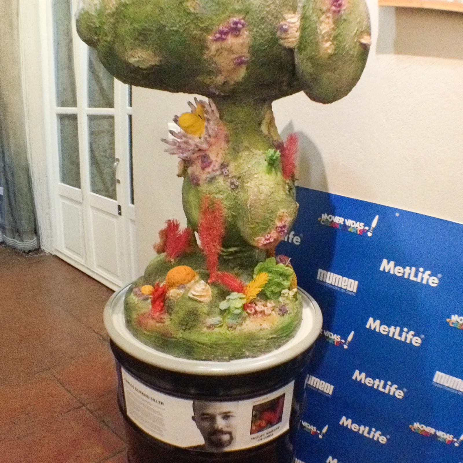 Pieza Snoopy intervenida por Carlos Durand, exhibida en MUMEDI