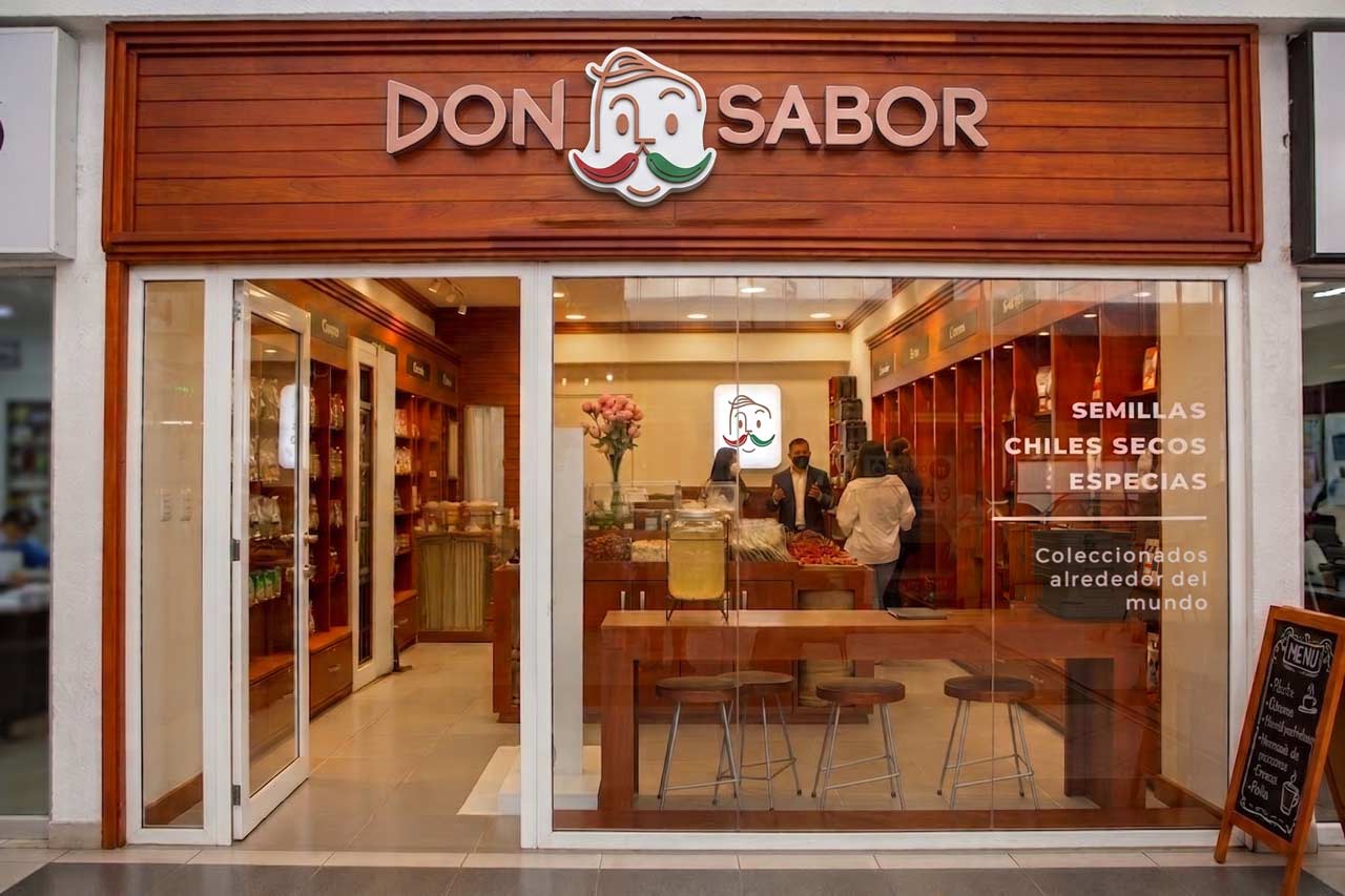 Branding aplicado e identidad visual para espacio comercial